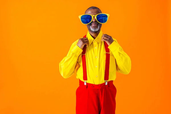 Cool Senior Man Met Modieuze Kleding Stijl Portret Gekleurde Achtergrond — Stockfoto