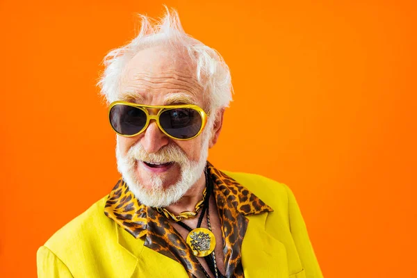 Cool Senior Man Met Modieuze Kleding Stijl Portret Gekleurde Achtergrond — Stockfoto