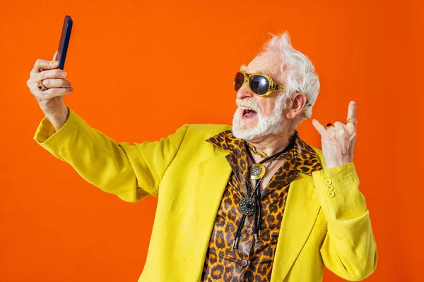 Cool Senior Man Modnym Stylu Odzieży Portret Kolorowym Tle Funny — Zdjęcie stockowe