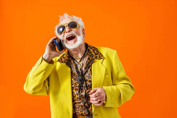 Cool Senior Man Met Modieuze Kleding Stijl Portret Gekleurde Achtergrond — Stockfoto