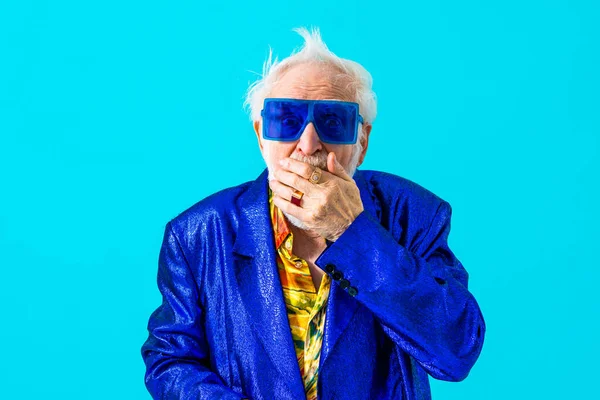 Cool Homem Sênior Com Retrato Estilo Roupa Moda Fundo Colorido — Fotografia de Stock