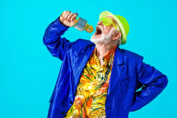 Cool Senior Man Met Modieuze Kleding Stijl Portret Gekleurde Achtergrond — Stockfoto