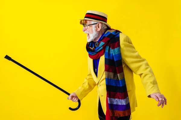 Cool Homem Sênior Com Retrato Estilo Roupa Moda Fundo Colorido — Fotografia de Stock