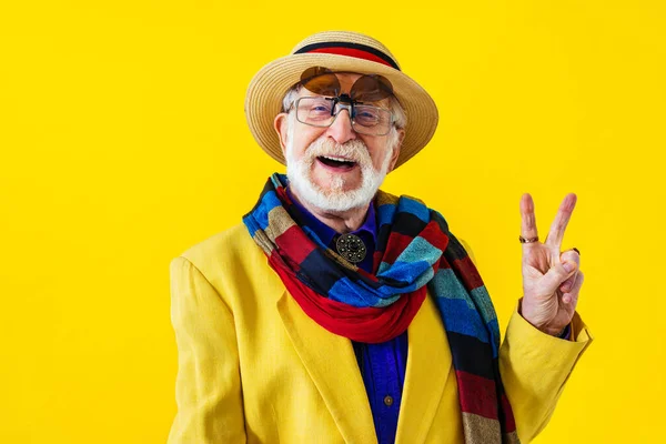 Uomo Anziano Fresco Con Stile Abbigliamento Alla Moda Ritratto Sfondo — Foto Stock
