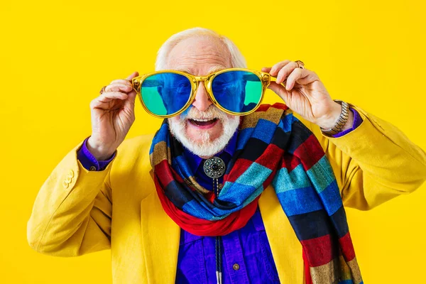 Cool Senior Man Met Modieuze Kleding Stijl Portret Gekleurde Achtergrond — Stockfoto