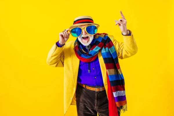 Cool Senior Man Modnym Stylu Odzieży Portret Kolorowym Tle Funny — Zdjęcie stockowe
