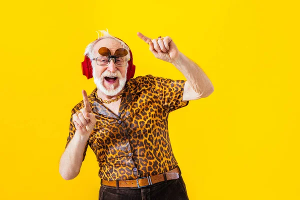 Cool Senior Man Med Fashionabla Kläder Stil Porträtt Färgad Bakgrund — Stockfoto