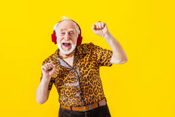 Cool Senior Man Med Fashionabla Kläder Stil Porträtt Färgad Bakgrund — Stockfoto