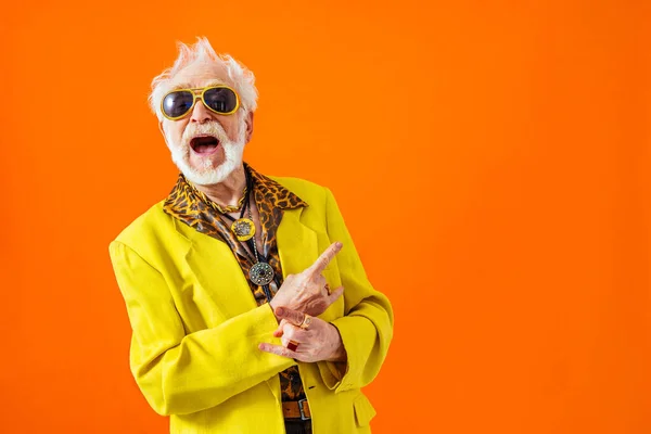 Cool Senior Man Met Modieuze Kleding Stijl Portret Gekleurde Achtergrond — Stockfoto