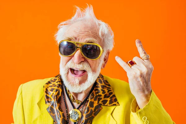Cool Senior Man Med Fashionabla Kläder Stil Porträtt Färgad Bakgrund — Stockfoto