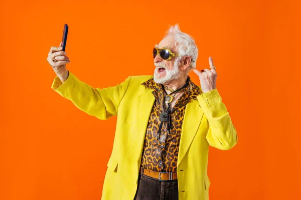 Cool Senior Man Met Modieuze Kleding Stijl Portret Gekleurde Achtergrond — Stockfoto