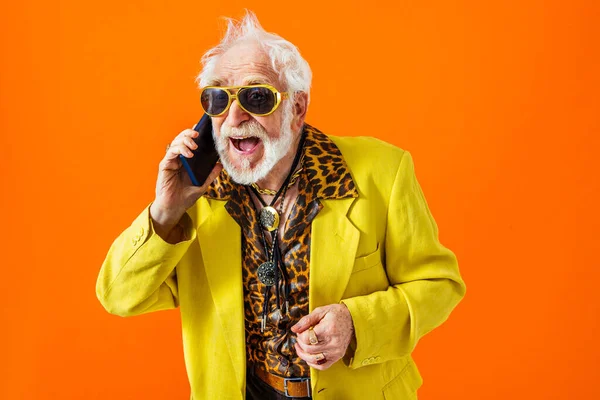 Крутой Пожилой Человек Модным Портретом Стиле Одежды Цветном Фоне Смешной — стоковое фото