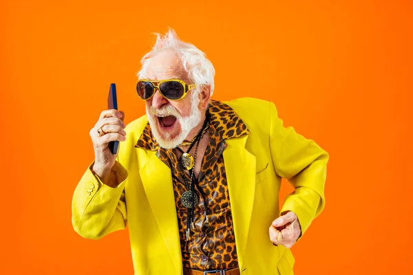 Cool Senior Man Met Modieuze Kleding Stijl Portret Gekleurde Achtergrond — Stockfoto