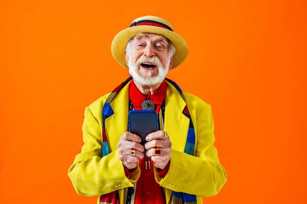 Cool Senior Man Met Modieuze Kleding Stijl Portret Gekleurde Achtergrond — Stockfoto