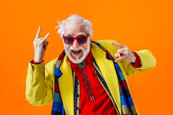 Cool Senior Man Med Fashionabla Kläder Stil Porträtt Färgad Bakgrund — Stockfoto