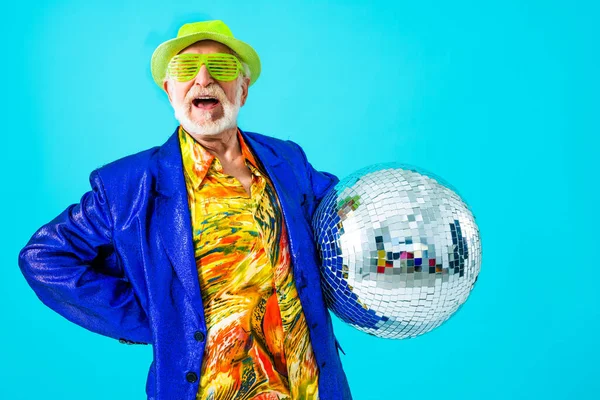 Крутой Пожилой Человек Модным Портретом Стиле Одежды Цветном Фоне Смешной — стоковое фото