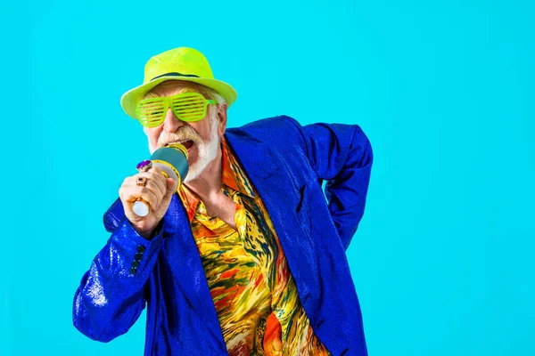 Cool Senior Man Met Modieuze Kleding Stijl Portret Gekleurde Achtergrond — Stockfoto