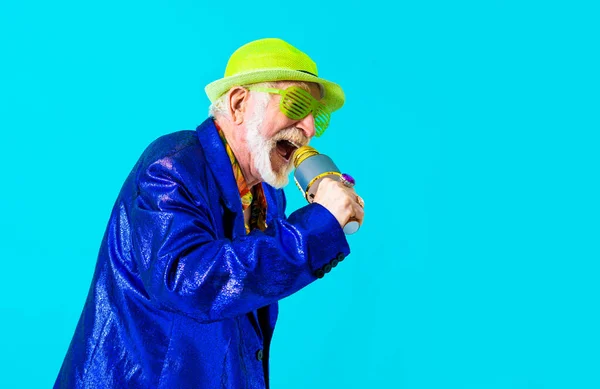 Uomo Anziano Fresco Con Stile Abbigliamento Alla Moda Ritratto Sfondo — Foto Stock