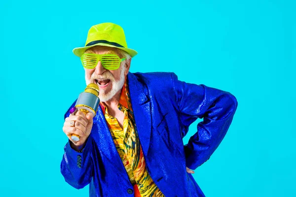 Cool Senior Man Met Modieuze Kleding Stijl Portret Gekleurde Achtergrond — Stockfoto