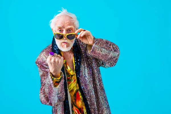 Cool Senior Man Med Fashionabla Kläder Stil Porträtt Färgad Bakgrund — Stockfoto