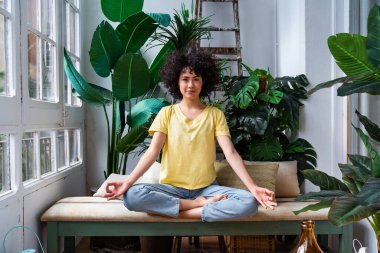 Evdeki güzel Latin kadın güzel, kıvırcık saçlı, hayat tarzı ve aile hayatı olan Güney Amerikalı.