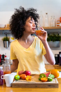 Evdeki güzel Latin kadın güzel, kıvırcık saçlı, hayat tarzı ve aile hayatı olan Güney Amerikalı.