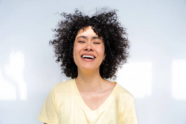 Hermosa Mujer Joven Latina Casa Bastante Sudamericano Con Pelo Rizado — Foto de Stock