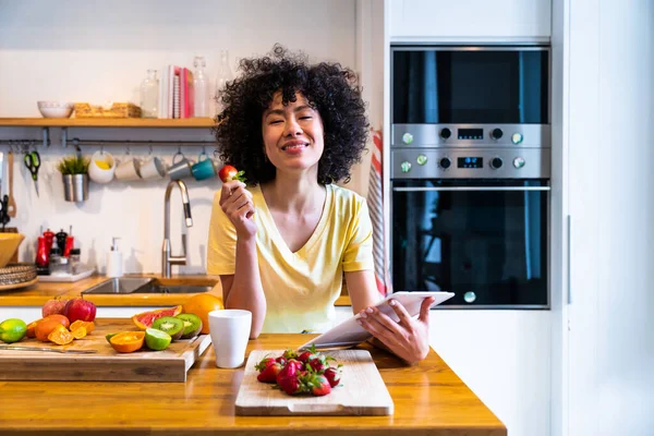 아름다운 노젊은 곱슬머리 초상화 아름다운 아메리카 — 스톡 사진