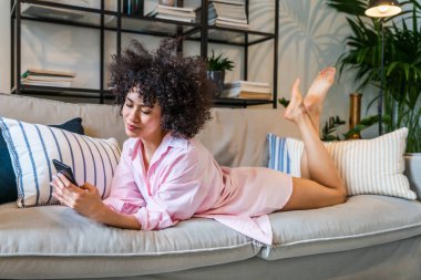 Evdeki güzel Latin kadın güzel, kıvırcık saçlı, hayat tarzı ve aile hayatı olan Güney Amerikalı.