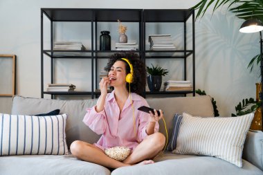 Evdeki güzel Latin kadın güzel, kıvırcık saçlı, hayat tarzı ve aile hayatı olan Güney Amerikalı.