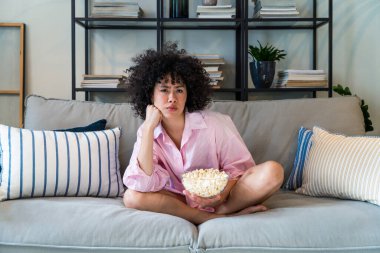 Evdeki güzel Latin kadın güzel, kıvırcık saçlı, hayat tarzı ve aile hayatı olan Güney Amerikalı.