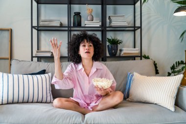 Evdeki güzel Latin kadın güzel, kıvırcık saçlı, hayat tarzı ve aile hayatı olan Güney Amerikalı.