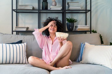 Evdeki güzel Latin kadın güzel, kıvırcık saçlı, hayat tarzı ve aile hayatı olan Güney Amerikalı.