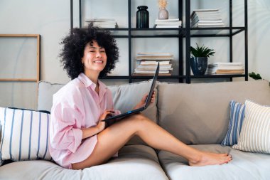 Evdeki güzel Latin kadın güzel, kıvırcık saçlı, hayat tarzı ve aile hayatı olan Güney Amerikalı.