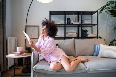 Evdeki güzel Latin kadın güzel, kıvırcık saçlı, hayat tarzı ve aile hayatı olan Güney Amerikalı.