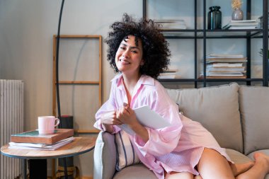 Evdeki güzel Latin kadın güzel, kıvırcık saçlı, hayat tarzı ve aile hayatı olan Güney Amerikalı.