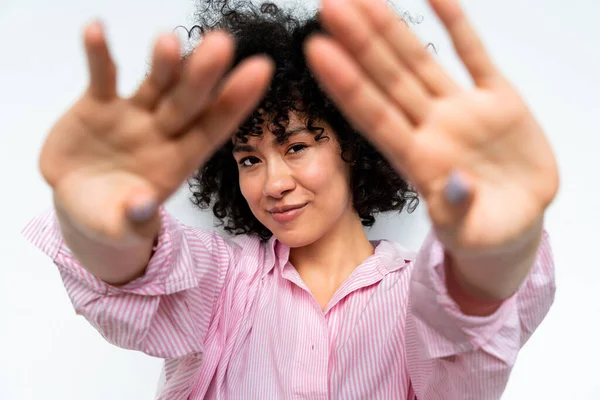 Hermosa Mujer Joven Latina Casa Bastante Sudamericano Con Pelo Rizado — Foto de Stock