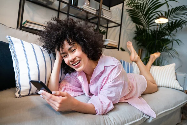 Mooie Latino Jonge Vrouw Thuis Mooie Zuid Amerikaanse Met Krullend — Stockfoto