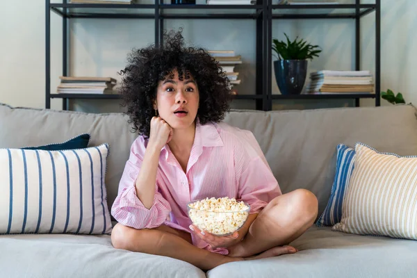 Hermosa Mujer Joven Latina Casa Bastante Sudamericano Con Pelo Rizado —  Fotos de Stock