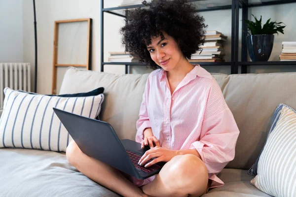 Mooie Latino Jonge Vrouw Thuis Mooie Zuid Amerikaanse Met Krullend — Stockfoto