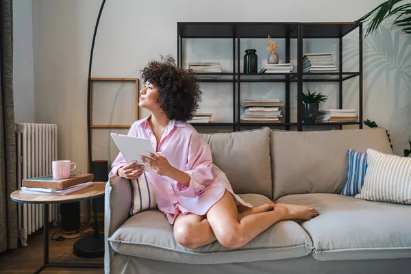 Mooie Latino Jonge Vrouw Thuis Mooie Zuid Amerikaanse Met Krullend — Stockfoto