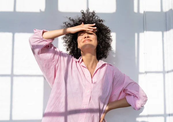 Mooie Latino Jonge Vrouw Thuis Mooie Zuid Amerikaanse Met Krullend — Stockfoto