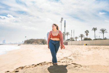 Güzel ve neşeli genç bir kadın, açık havada oldukça kilolu, kıvrımlı bir kadın, kadınlık kavramları, kadın gücü, kadın özgürlüğü, vücut pozitifliği ve vücut kabulü.
