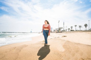 Güzel ve neşeli genç bir kadın, açık havada oldukça kilolu, kıvrımlı bir kadın, kadınlık kavramları, kadın gücü, kadın özgürlüğü, vücut pozitifliği ve vücut kabulü.