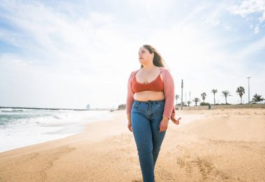 Güzel ve neşeli genç bir kadın, açık havada oldukça kilolu, kıvrımlı bir kadın, kadınlık kavramları, kadın gücü, kadın özgürlüğü, vücut pozitifliği ve vücut kabulü.