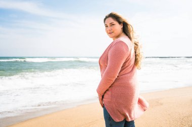 Güzel ve neşeli genç bir kadın, açık havada oldukça kilolu, kıvrımlı bir kadın, kadınlık kavramları, kadın gücü, kadın özgürlüğü, vücut pozitifliği ve vücut kabulü.