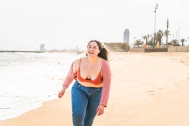 Güzel ve neşeli genç bir kadın, açık havada oldukça kilolu, kıvrımlı bir kadın, kadınlık kavramları, kadın gücü, kadın özgürlüğü, vücut pozitifliği ve vücut kabulü.