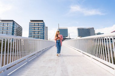 Güzel ve neşeli genç bir kadın, açık havada oldukça kilolu, kıvrımlı bir kadın, kadınlık kavramları, kadın gücü, kadın özgürlüğü, vücut pozitifliği ve vücut kabulü.