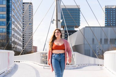 Güzel ve neşeli genç bir kadın, açık havada oldukça kilolu, kıvrımlı bir kadın, kadınlık kavramları, kadın gücü, kadın özgürlüğü, vücut pozitifliği ve vücut kabulü.