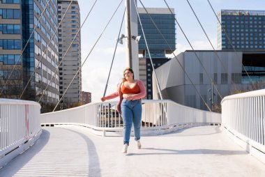 Güzel ve neşeli genç bir kadın, açık havada oldukça kilolu, kıvrımlı bir kadın, kadınlık kavramları, kadın gücü, kadın özgürlüğü, vücut pozitifliği ve vücut kabulü.